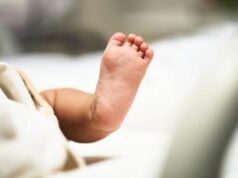 Milano, neonato abbandonato nell’androne di un condominio: accanto al bebè un biglietto