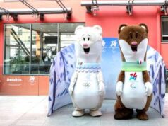 Milo e Tina, le mascotte delle Olimpiadi Milano Cortina in tour negli uffici Deloitte a Milano