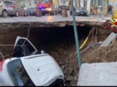 Napoli, voragine in strada al Vomero: inghiottite 2 auto – Video