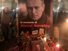 Navalny, fiaccolata in Campidoglio: contestata la Lega al grido di “vergogna, via via”