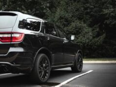 Parigi triplica il prezzo della sosta per i Suv: fino a 18 euro all’ora