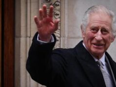 Re Carlo di buon umore nella prima uscita dopo l’intervento