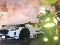San Francisco, taxi a guida autonoma incendiato dalla folla