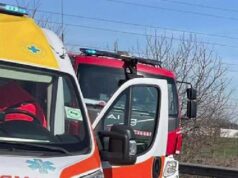 Scontro tra bus pieno di studenti e un’auto ad Arignano, un morto e una ventina di contusi