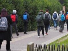 Scuola, Valditara: “Stop ai cellulari in classe anche alle superiori”