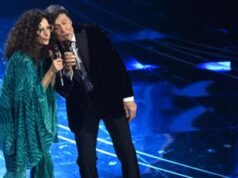 Teresa Mannino fa cantare Gianni Morandi, ovazione per ‘C’era un ragazzo’