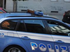 Torino, tensione sotto questura: antagonisti assaltano volante