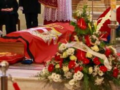 Vittorio Emanuele di Savoia, funerali in Duomo a Torino: il feretro accompagnato dal figlio