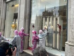 8 marzo, corteo studenti a Milano: imbrattate vetrine negozi