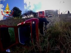 Auto finisce in una scarpata, un ferito