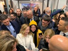 Bagno di folla per Meloni a Pordenone, premier tra selfie e strette di mano