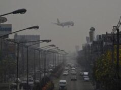 Bimba di Roma si sente male su aereo per Thailandia: “Deve essere operata”. Famiglia vuole riportarla in Italia