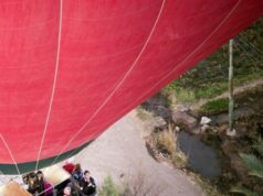 Cade durante un tour in mongolfiera e muore