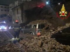 Crolla muro di tufo a Trastevere, auto sotto le macerie – Foto