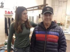 Dustin Hoffman a Lucca visita negozio di arteterapia