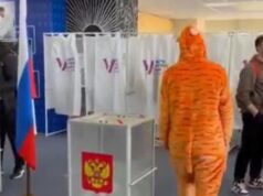 Elezioni Russia, ai seggi tra elmetti e maschere: votano Spiderman, Barbie e eroi medievali