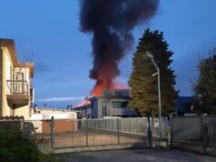 Enorme incendio a Scandicci, in fiamme edificio industriale. Il sindaco: “Tenete le finestre chiuse”