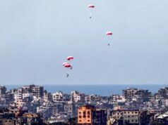 Gaza, 18 morti per raggiungere gli aiuti: 12 sono affogati. Hamas: “Basta lanci dal cielo”