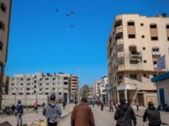 Gaza, schiacciati dai pacchi di aiuti lanciati con il paracadute: 5 morti