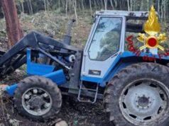 Il trattore si ribalta e schiaccia il conducente, tragedia in Sardegna