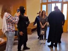 Ilaria Salis a processo a Budapest, entra in aula in catene – Video