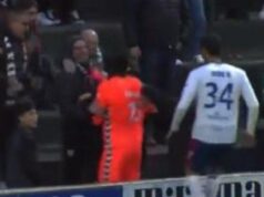 Insulti razzisti, portiere reagisce e viene espulso: la squadra se ne va