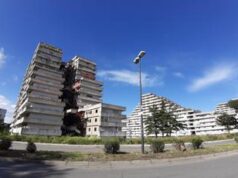 Insulti, sputi e cicche spente addosso a 23enne gay a Scampia: “20 minuti di terrore”