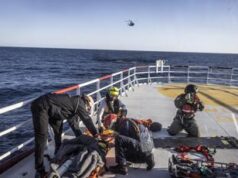 Migranti, Ocean Viking chiede ‘porto più vicino’: in 23 sbarcati a Catania per cure urgenti