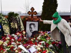 Mosca, continua l’omaggio a Navalny: a decine lasciano fiori sulla tomba