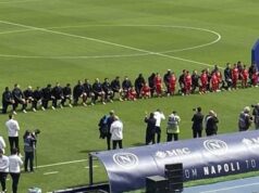 Napoli, giocatori in ginocchio per dire no al razzismo