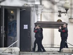 Navalny, folla applaude il feretro e ripete il suo nome – Video