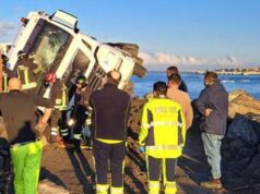 Ostia, camion si ribalta sulla scogliera: autista salvato