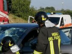 Pneumatico si stacca e colpisce auto su A1: grave una donna