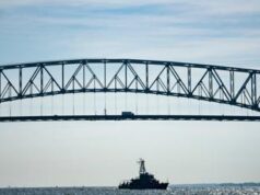 Ponte crollato a Baltimora, l’enorme struttura in acciaio sull’acqua