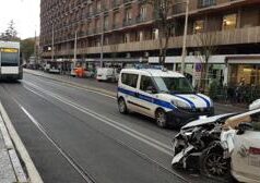 Roma, scontro tra tram e taxi in viale Trastevere: traffico in tilt