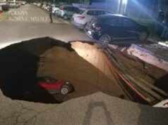 Roma, si apre voragine al Quadraro: 2 auto inghiottite