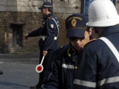 Roma, tampona l’auto dell’ex e vuole soldi dei danni: fermato