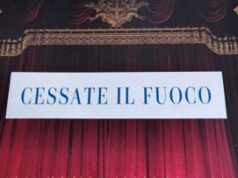 Scala, striscione “Cessate il fuoco” sul sipario
