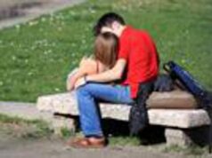 Sesso, l’allarme dei medici: “Giovani usano meno condom ed è boom malattie trasmissibili”