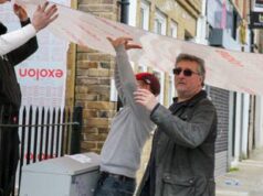 Svelata l’identità di Banksy? In una foto (forse) il volto dell’artista