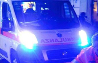 Tragedia a Fiumicino, auto travolge un pedone e si ribalta: un morto e tre feriti gravi