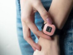 Violenza su donne, studentessa in treno si salva grazie al bracciale anti stupro