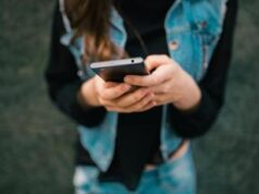 WhatsApp, in Italia cambiano regole accesso per età