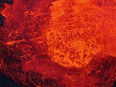 Allarme in Indonesia, 5 eruzioni in 24 ore per il vulcano Ruang a Sulawesi: rischio tsunami