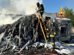 Arezzo, camion si ribalta e va a fuoco sull’A1: lunghe code