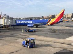 Boeing, panico a bordo di un 737-800: copertura del motore si stacca e finisce sull’ala