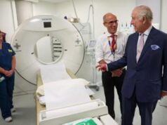 Carlo visita un centro per la cura del cancro, il re tornato agli impegni pubblici