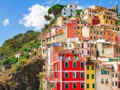 Cinque Terre, Riomaggiore promuove turismo sostenibile: vietati sexy shop, discoteche e kebab