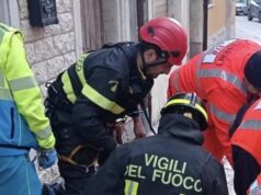 Crolla tetto nel milanese, operaio precipita e muore
