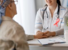 Diagnosi tumore fa paura a 6 famiglie su 10, Veronesi: “Problema culturale”